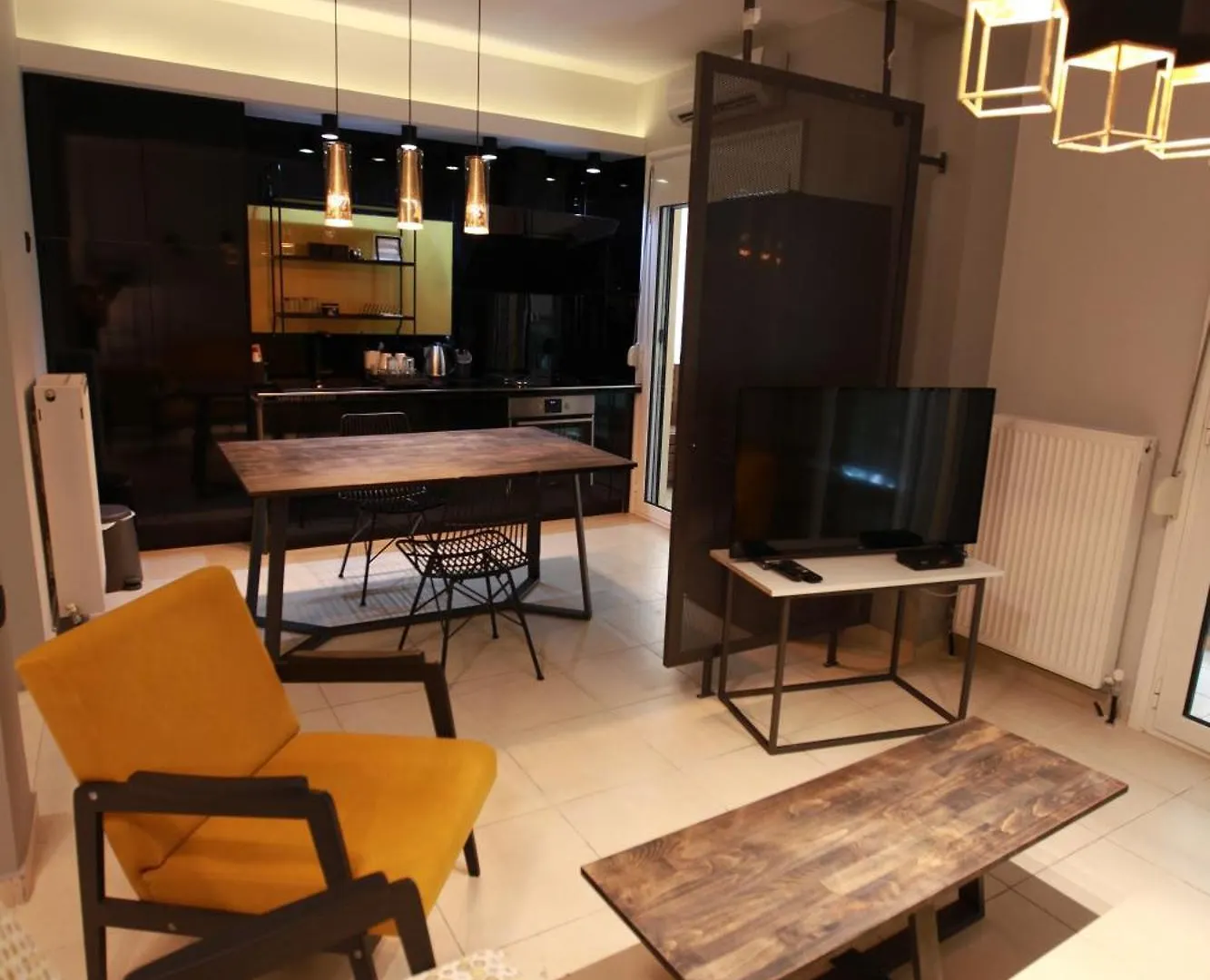 Yellow Black Magic Thessaloniki Apartment